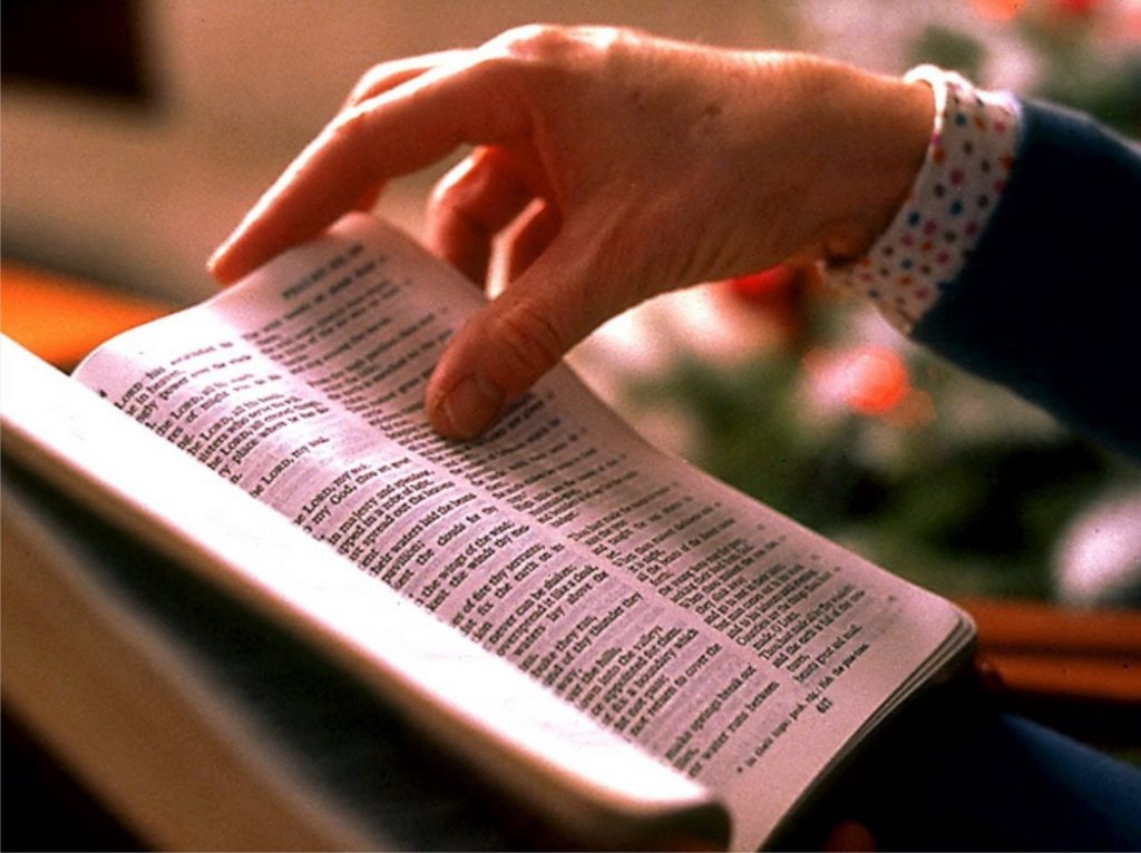 TÂNĂRA OARBĂ ȘI BIBLIA