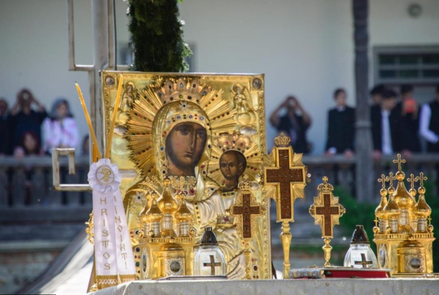 Lumea întreagă stă sub Acoperământul Maicii Domnului